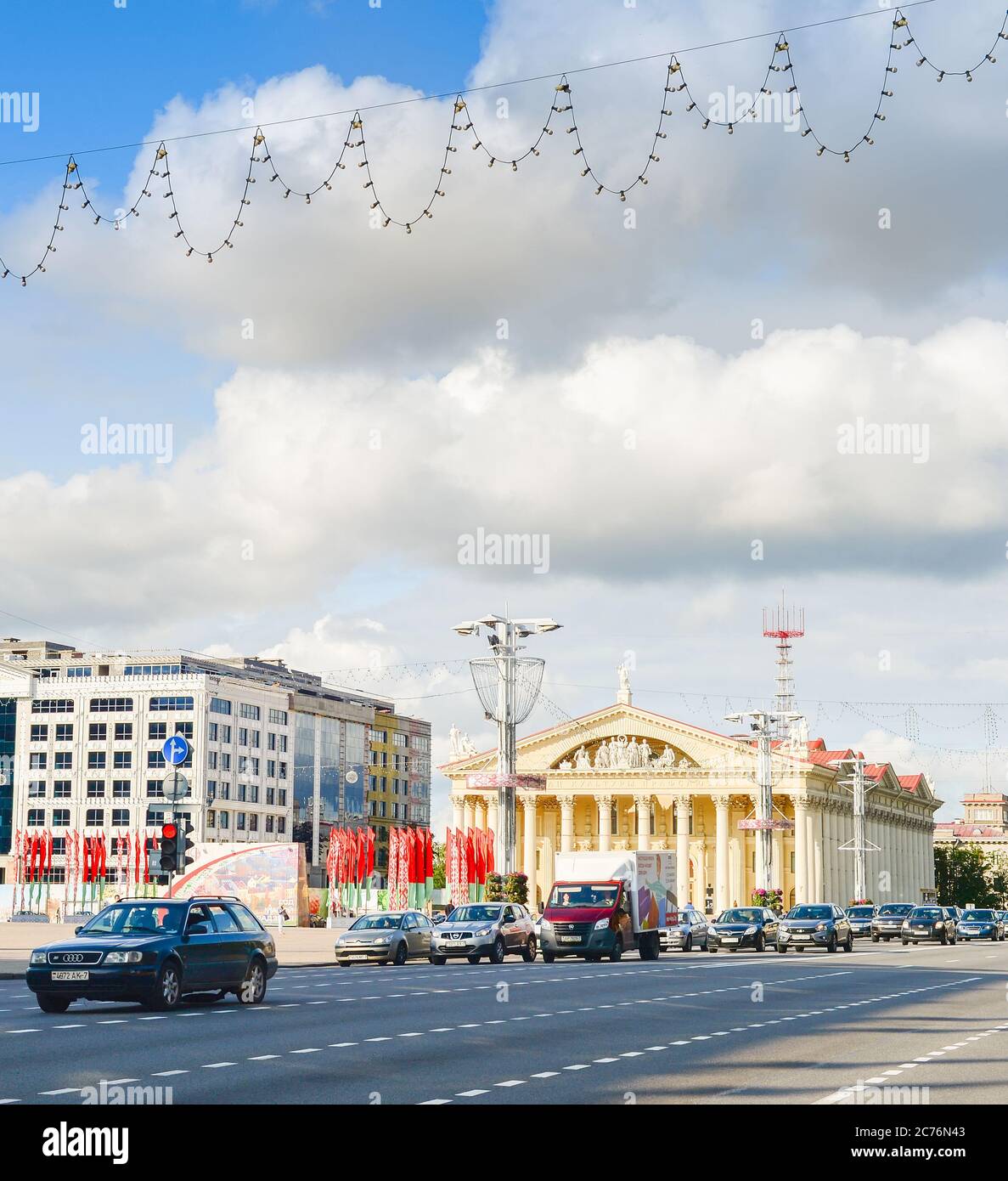 MINSK, BELARUS - 17 juillet 2019 : Le trafic sur un Independense central avenue. Avenue de l'indépendance est la rue principale de Minsk, capitale du Bélarus Banque D'Images