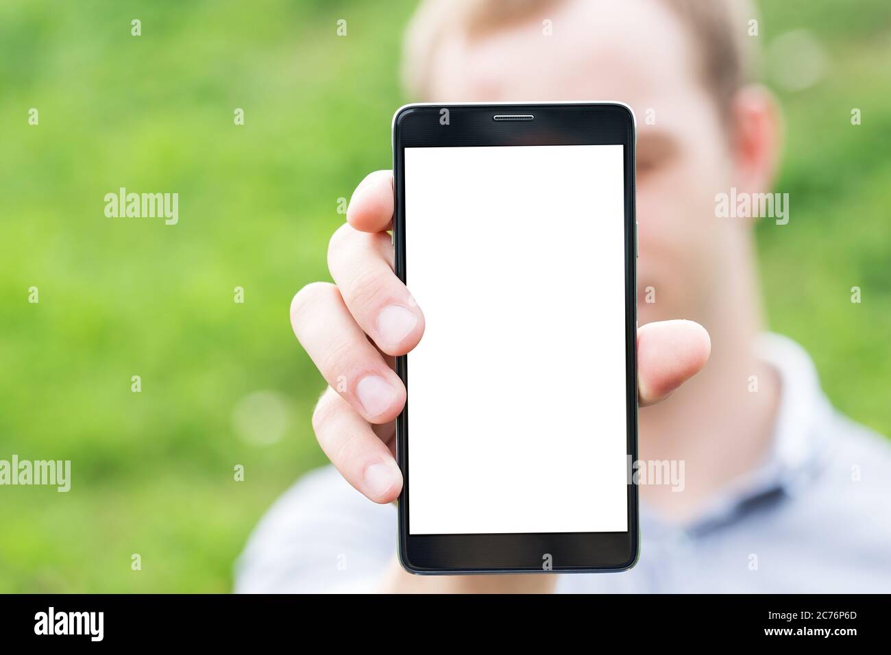 Jeune homme montrant une application de téléphone mobile, gros plan Banque D'Images