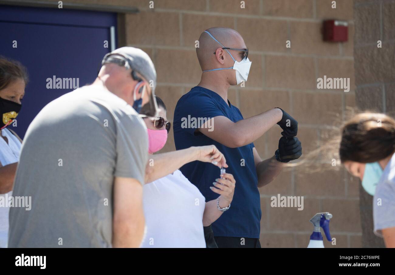 San Marcos, Texas, États-Unis. 14 juillet 2020. Ezekiel Thody, spécialiste de la Garde nationale du Texas, aide les résidents du comté de Hays à effectuer un test sans contact lors d'une clinique COVID-19 gratuite parrainée par le ministère de la Santé du Texas le 14 juillet 2020. Le Texas a connu une forte augmentation des cas depuis sa réouverture le mois dernier et plus de 3,200 décès ont été attribués au virus. Crédit : Bob Daemmrich/ZUMA Wire/Alay Live News Banque D'Images