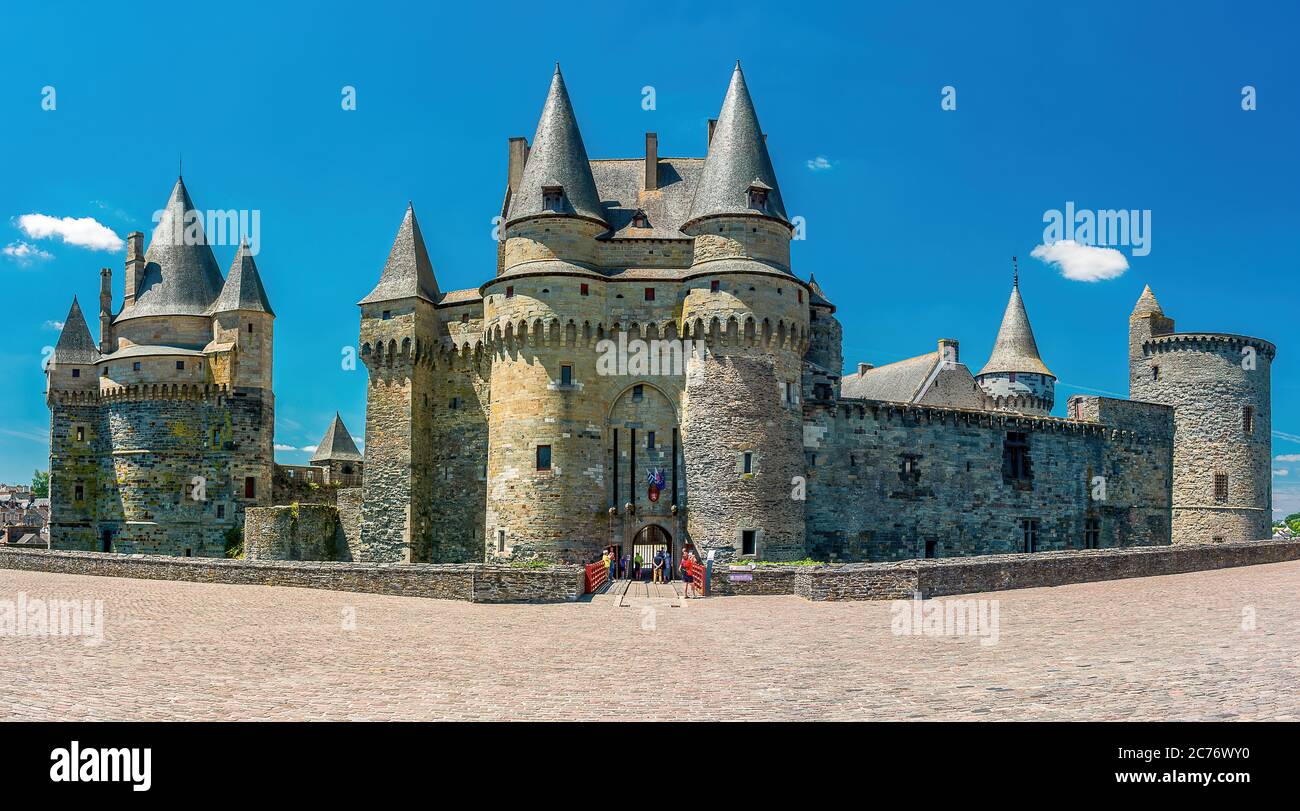 Panorama sur la porte d'entrée du château médiéval de Vitré en Bretagne en France Banque D'Images