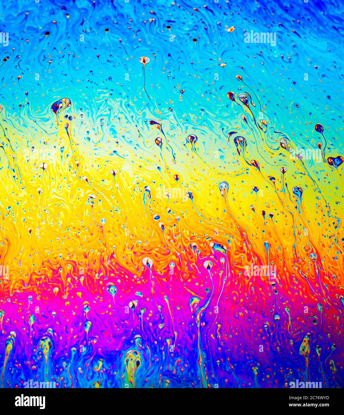 Coloful arc-en-ciel psychédélique résumé motif sur la surface de la bulle de savon. Prise de vue macro pour le design Banque D'Images