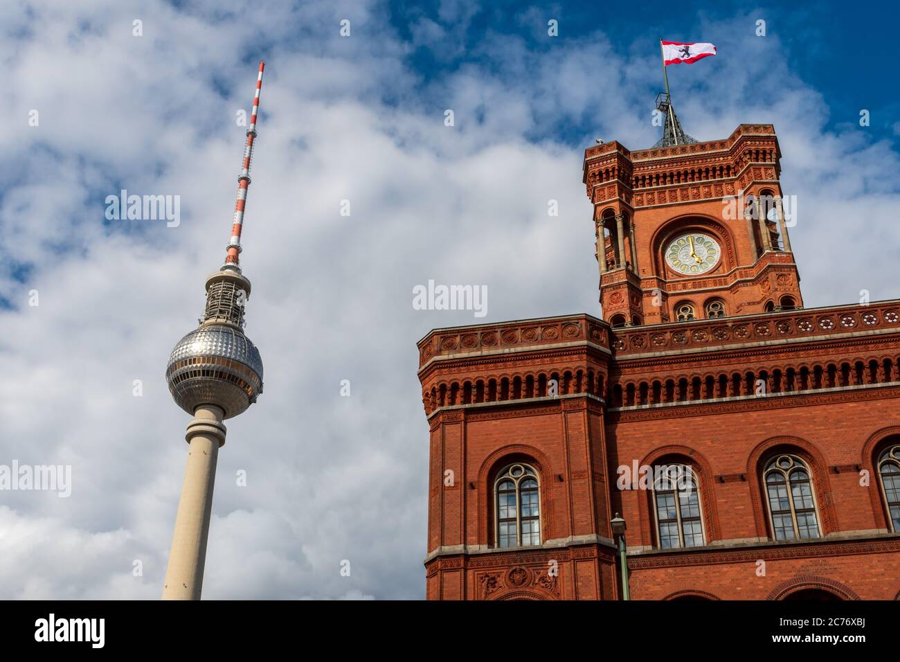 Berlin, Allemagne / juillet 12 2020 : l'hôtel de ville de Berlin et la tour de télévision de Berlin sont des bâtiments emblématiques. Là, les deux isolés dans le même coup. Banque D'Images