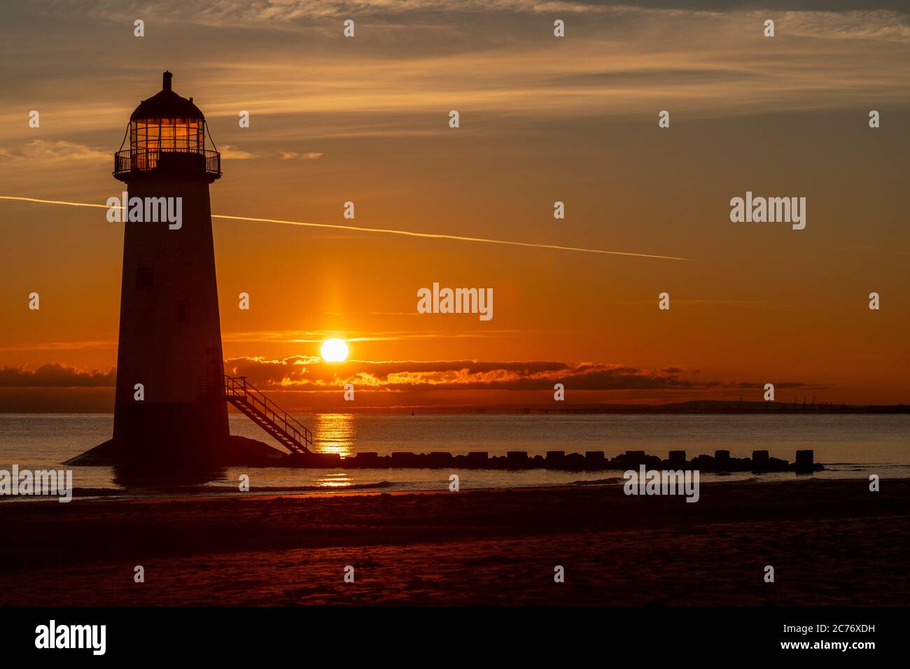 Lever du soleil au phare de Talacre sur la côte nord du pays de Galles Banque D'Images