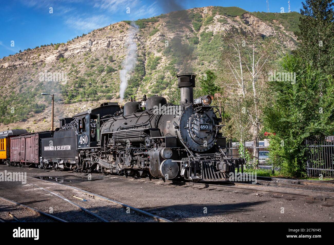 Durango, CO / USA – 13 août 2012 : moteur de locomotion ferroviaire à voie étroite Durango et Silverton numéro 480 au dépôt de Durango, Colorado. Banque D'Images