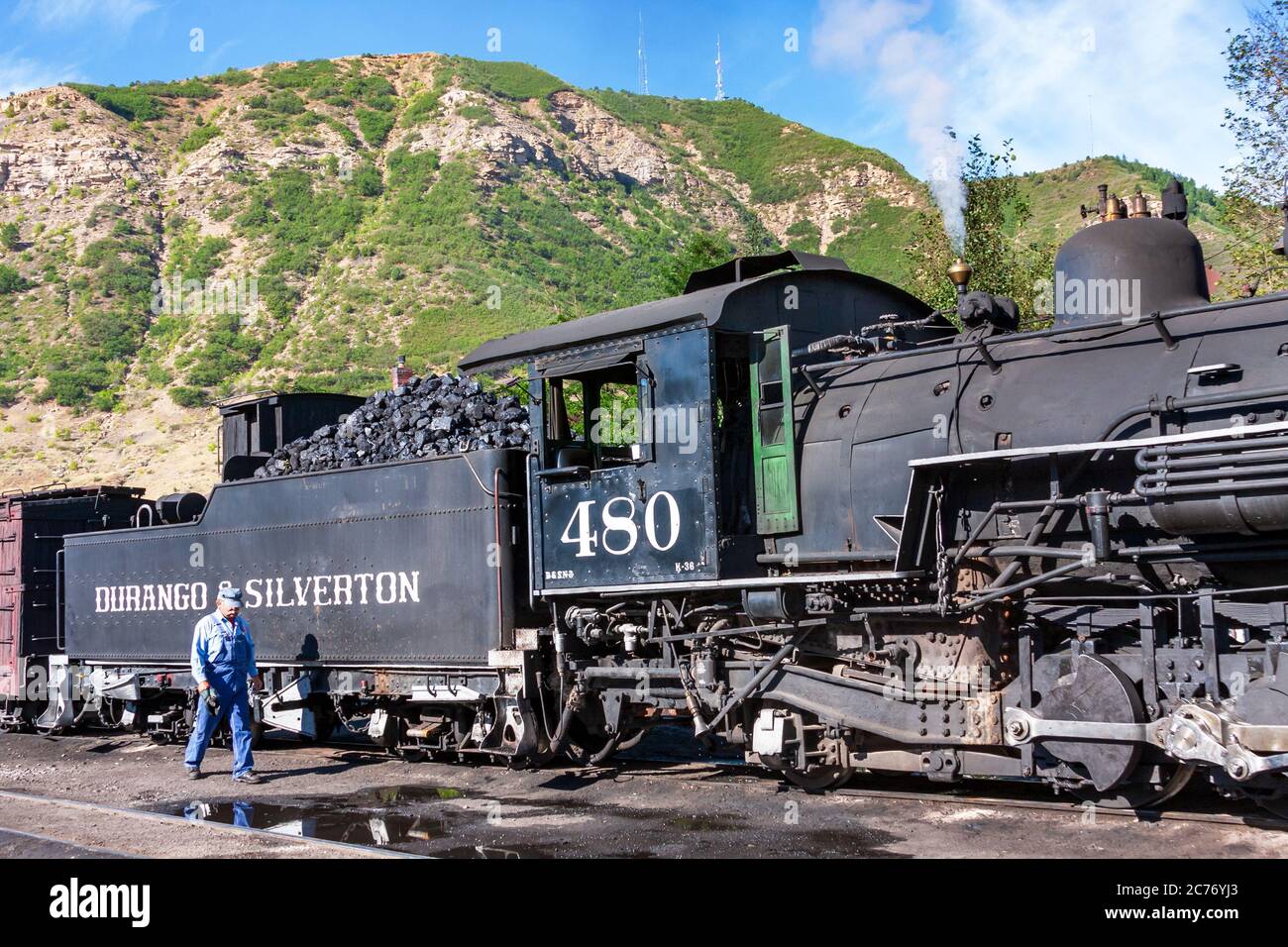 Durango, CO / USA – 13 août 2012 : Durango et Silverton Narrow Gauge Railroad locomotion numéro 480 avec un ingénieur au dépôt de Durango, Colorado Banque D'Images