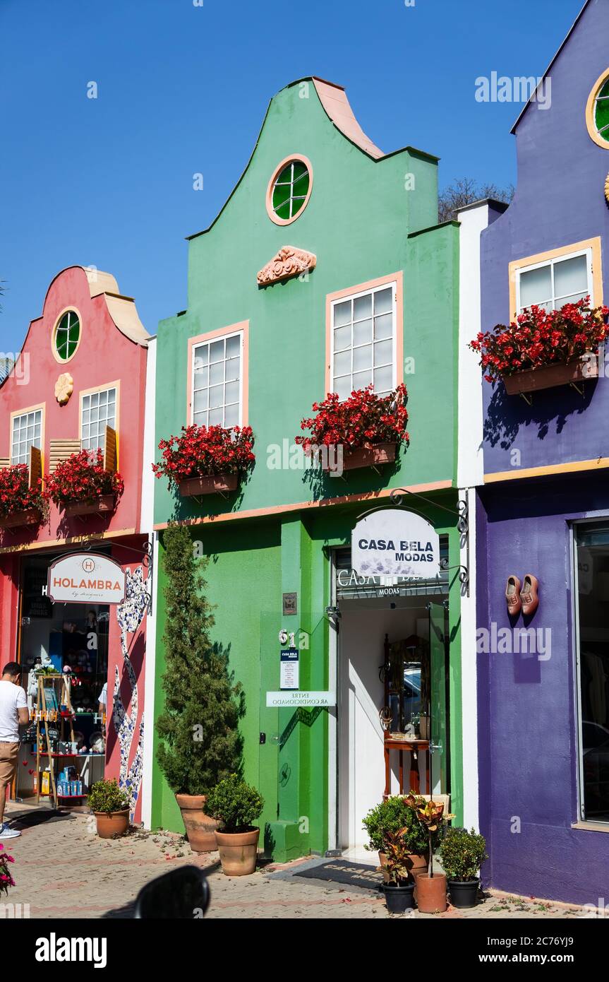 Les boutiques colorées de cadeaux à l'architecture hollandaise décorées de fleurs se trouvent dans la rue Doria Vasconcelos en début de matinée. Banque D'Images