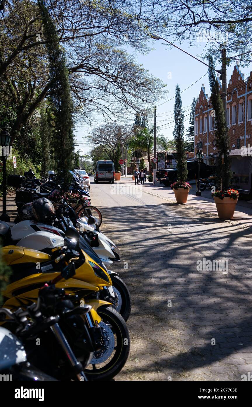 Vue sur la rue calme Doria Vasconcelos, près du coin avec la rue Campo do  Pouso sous un arbre ombragé et beaucoup de motos garées à gauche Photo  Stock - Alamy