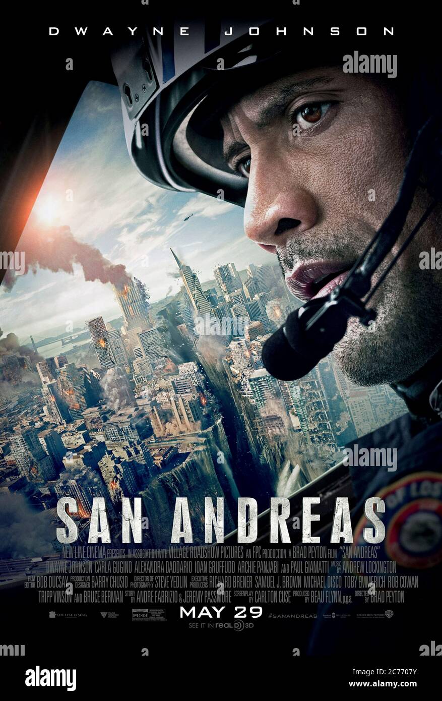 San Andreas (2015) dirigé par Brad Peyton et avec Dwayne Johnson, Carla Gugino, Alexandra Daddario et Paul Giamatti. Le gros frappe la Californie et un pilote de sauvetage en hélicoptère tente de trouver sa fille avec sa femme éloignée. Banque D'Images