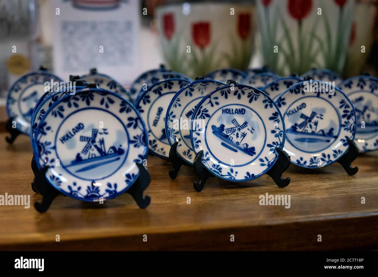 Un ensemble de plaques peintes à la main hollandaises sur une étagère en bois disponible à l'achat dans la boutique de cadeaux Casa Bela. Magasin situé dans la rue Doria Vasconcelos au centre-ville. Banque D'Images