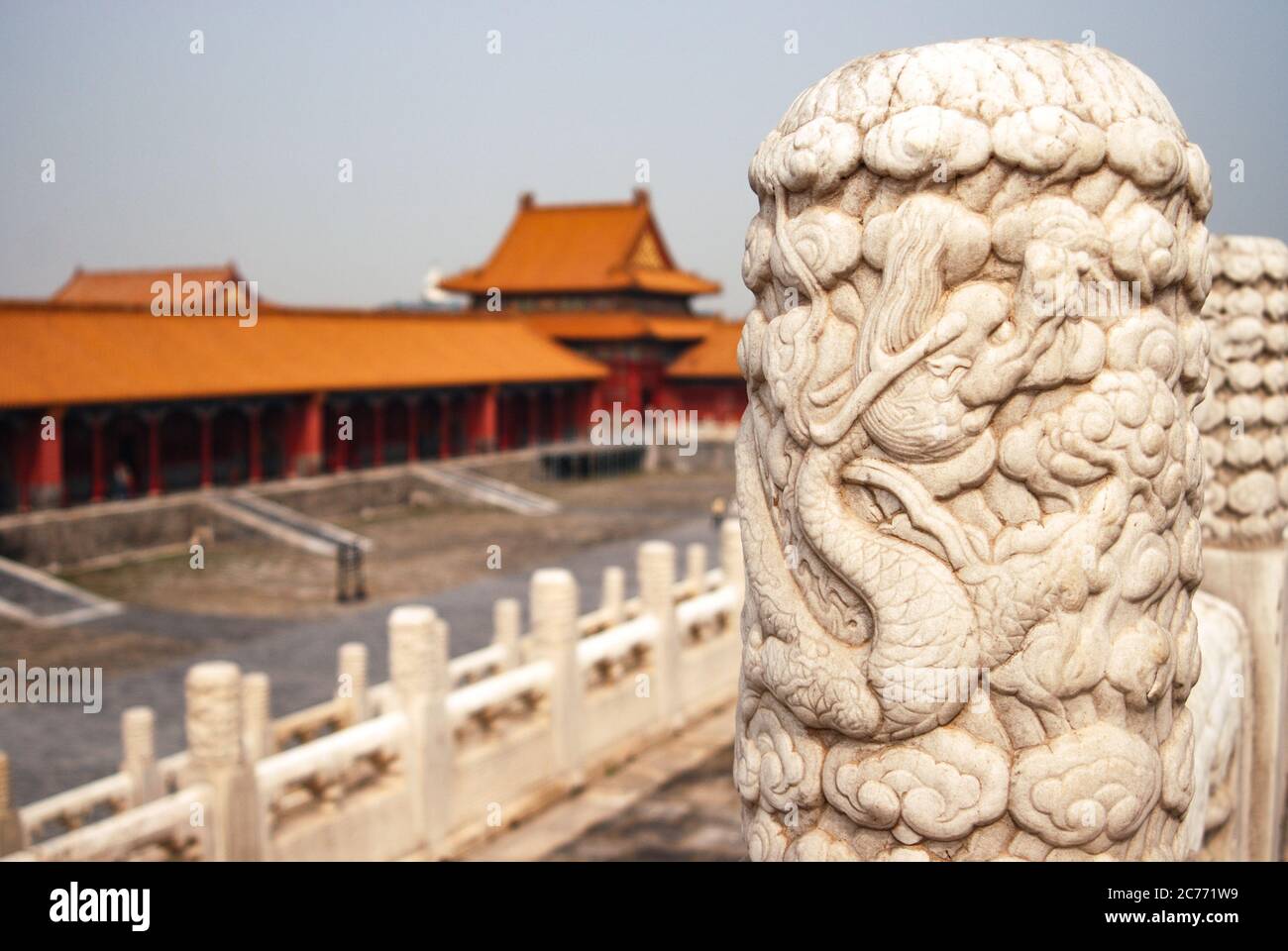 Une vue sur les ornements en marbre blanc chinois et les détails artistiques des villes comme le finial de dragon et les balustrades dans la Cité interdite à Beijing Banque D'Images