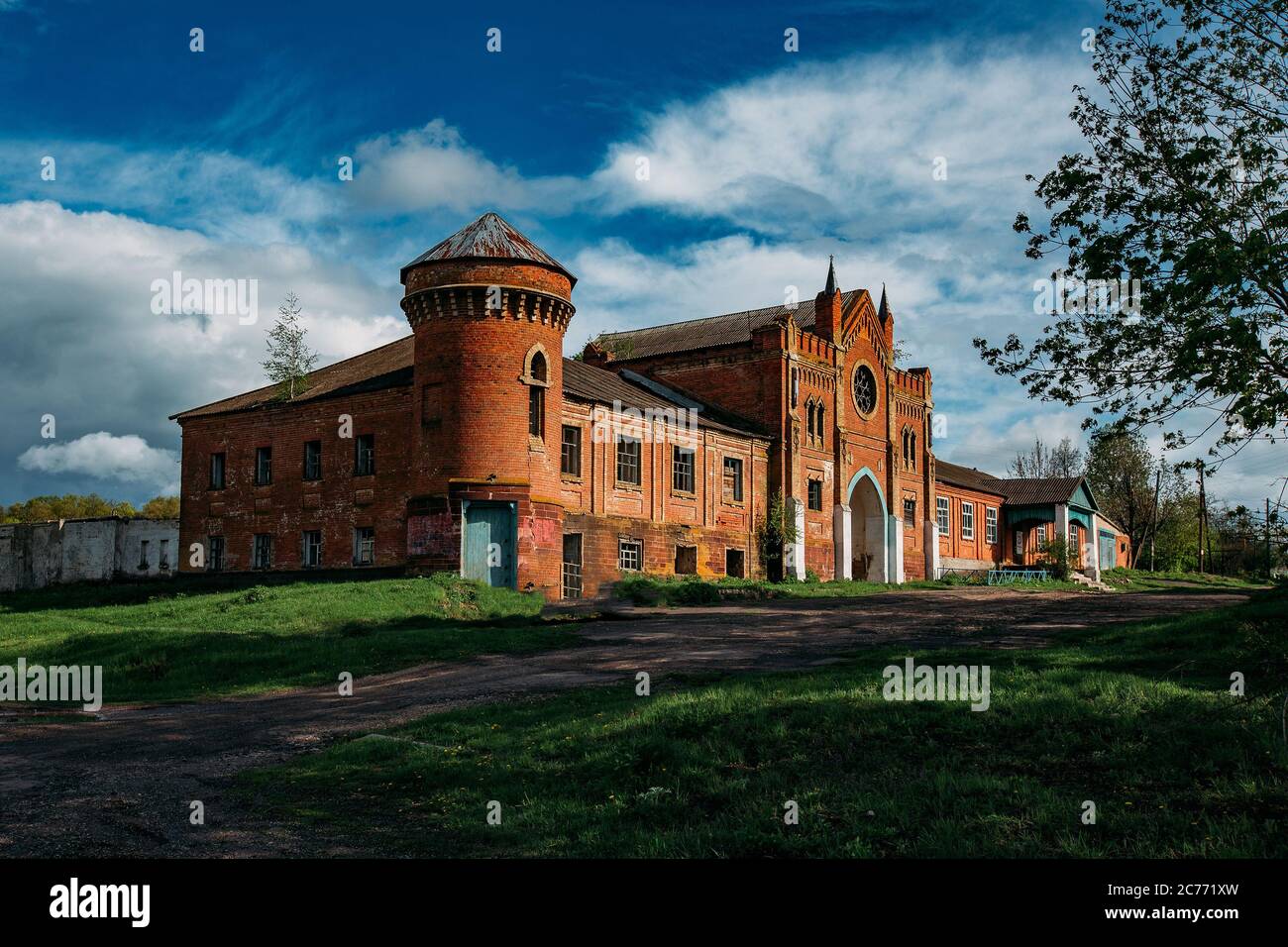 Ancien manoir abandonné en ruines de style gothique avec vitraux fenêtre Banque D'Images