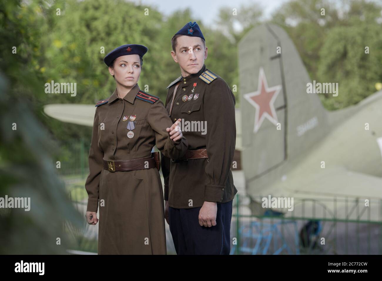 Jeune homme et femme adulte en uniforme de pilotes de l'armée soviétique de  la période de la Seconde Guerre mondiale Uniforme militaire avec bretelles  d'un major Photo Stock - Alamy