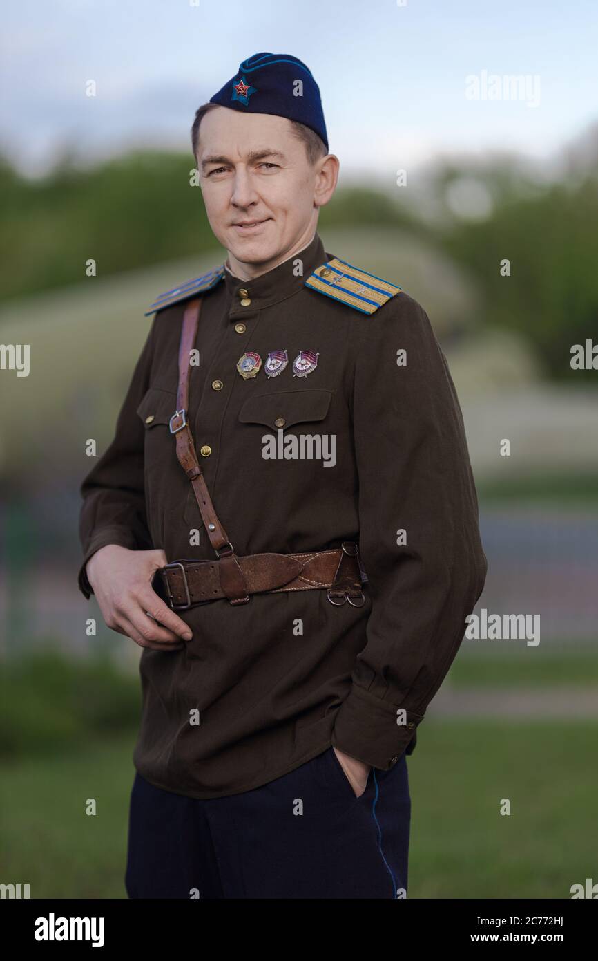 Un jeune pilote mâle adulte dans l'uniforme des pilotes de l'armée  soviétique de la période de la Seconde Guerre mondiale. Uniforme militaire  avec bretelles d'un major et Photo Stock - Alamy