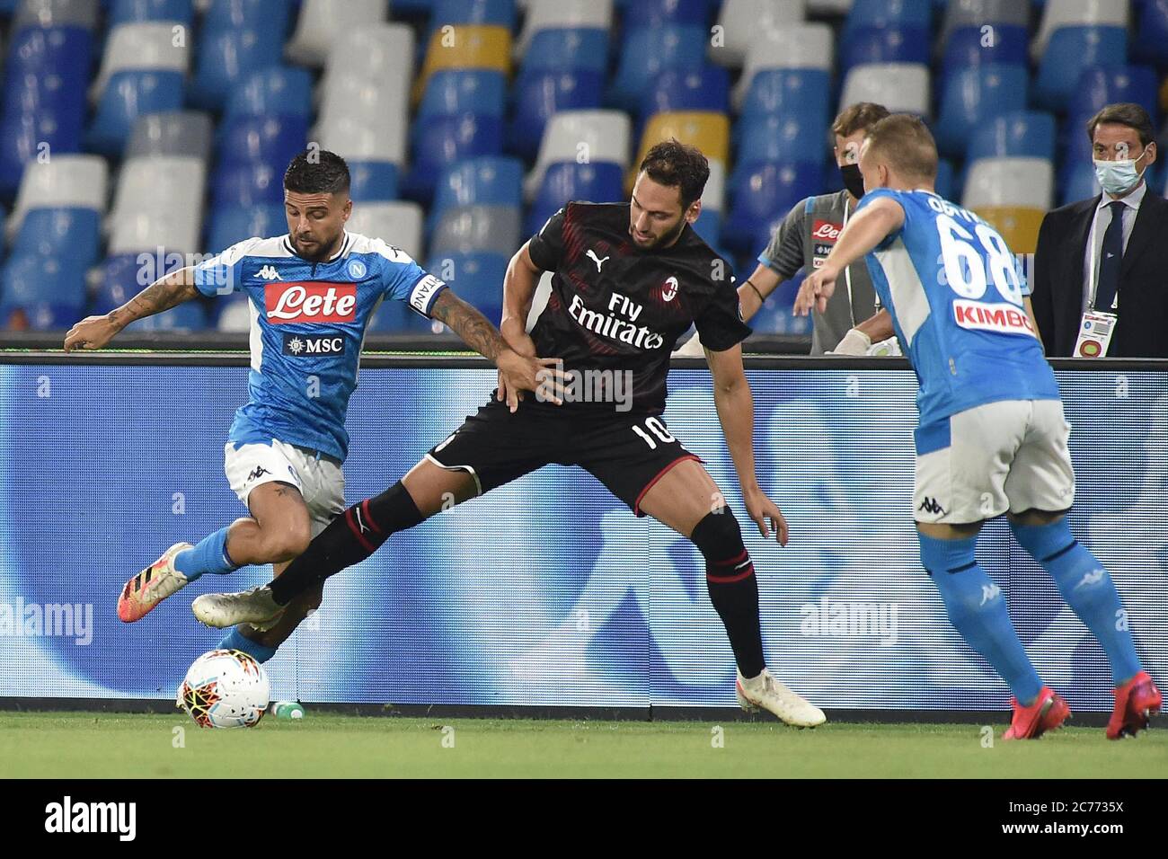 NAPLES, ITALIE - JUILLET 12: Lorenzo Insigne de Naples, Hakan Calhanoglu de Milan, Stanislav Lobotka de Naples pendant la série A match de ligue Napoli / Milan le 12 juillet 2020 à Naples, Italie Banque D'Images