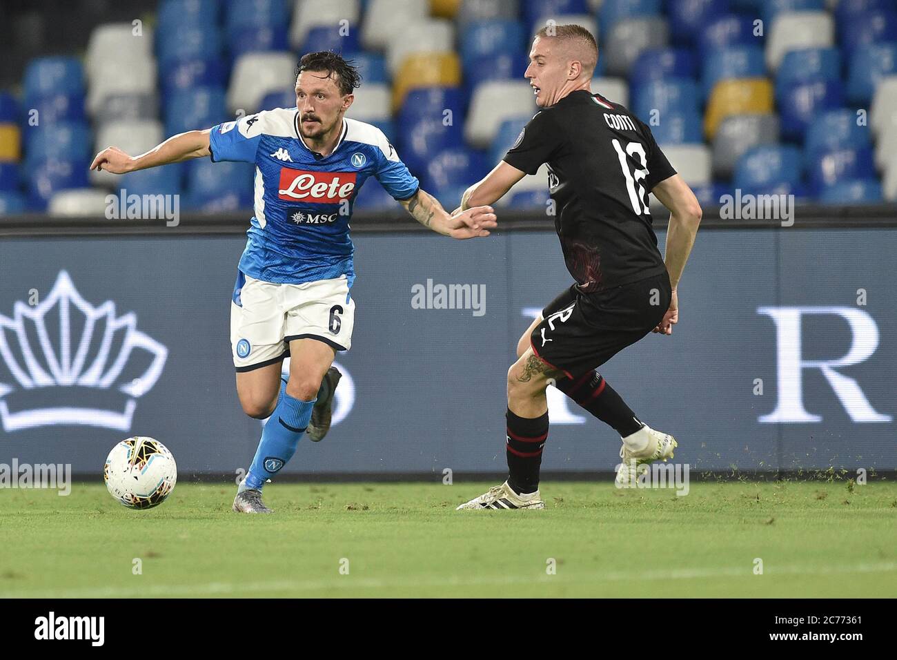 NAPLES, ITALIE - JUILLET 12: Mario Rui de Naples, Andrea Conti de Milan pendant la série A match de ligue Napoli / Milan le 12 juillet 2020 à Naples, Italie Banque D'Images