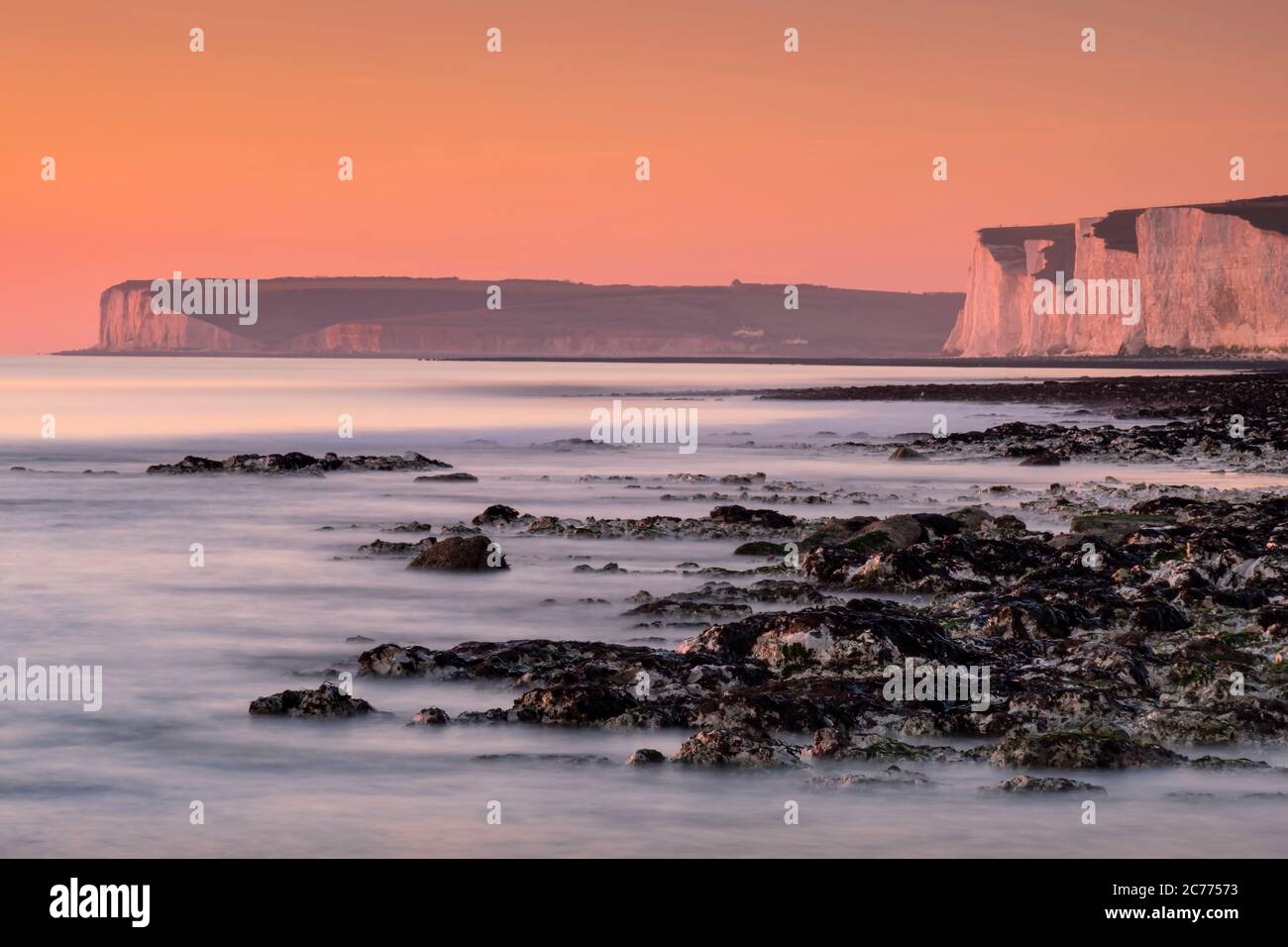 Les falaises de craie de Seven Sisters au coucher du soleil, Birling Gap, South Downs National Park, East Sussex, Angleterre, Royaume-Uni Banque D'Images