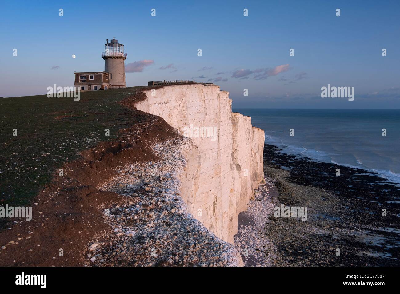 Lever de lune au-dessus du phare Belle Tout au crépuscule, Beachy Head, près d'Eastbourne, South Downs National Park, East Sussex, Angleterre, Royaume-Uni Banque D'Images