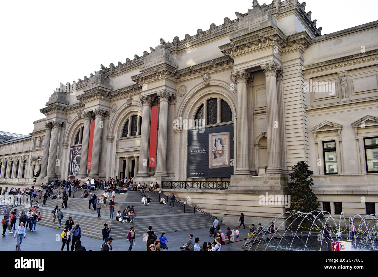 Les visiteurs se rassemblent sur les marches et la fontaine à l'extérieur du Metropolitan Museum of Art, le long de Museum Mile, dans l'angle supérieur est de Manhattan, à New York. Banque D'Images
