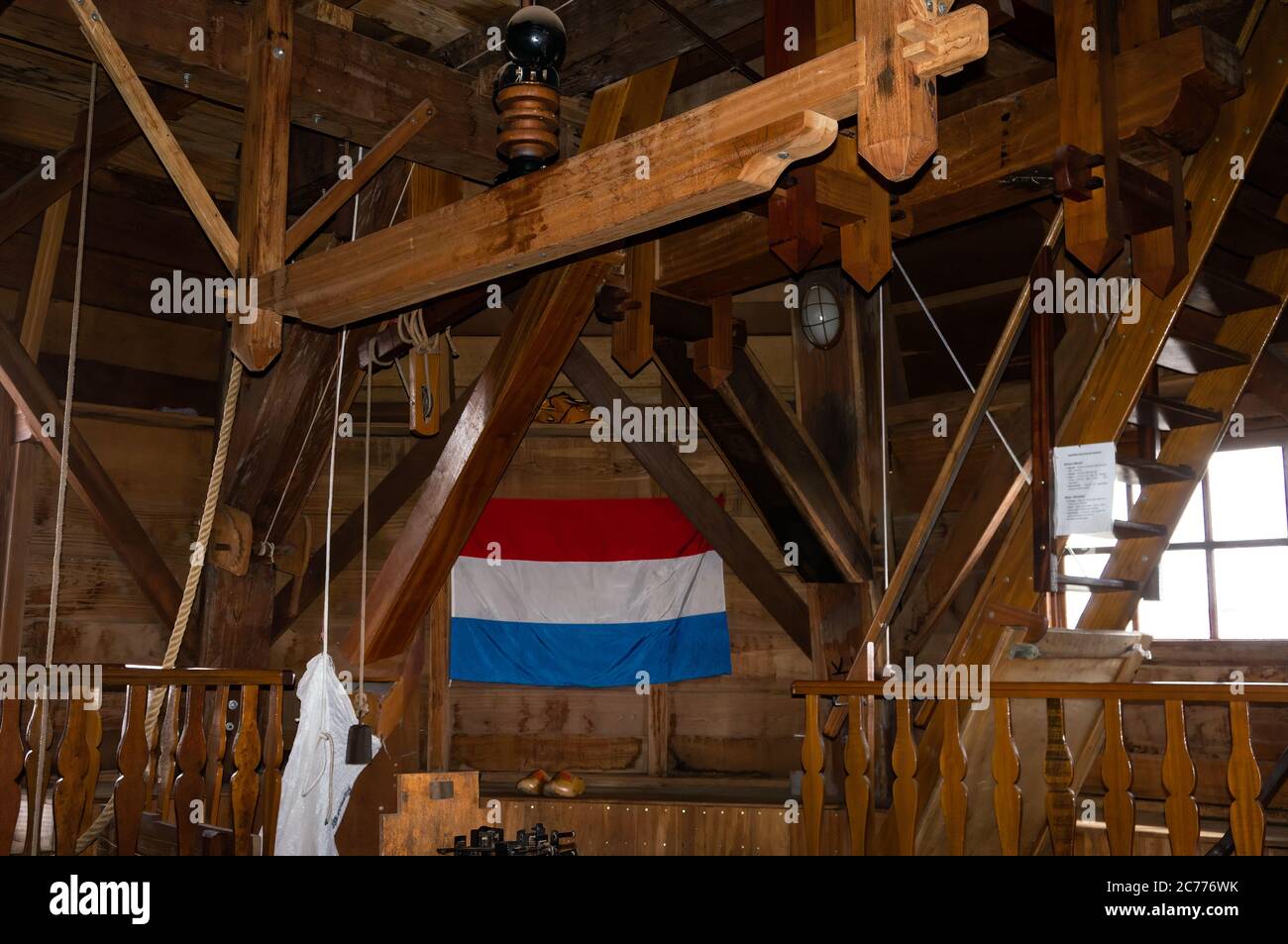 Vue intérieure au niveau de la terrasse d'observation de l'architecture intérieure en bois des mécanismes du Moulin des peuples Unis (Moinho Povos Unidos). Banque D'Images