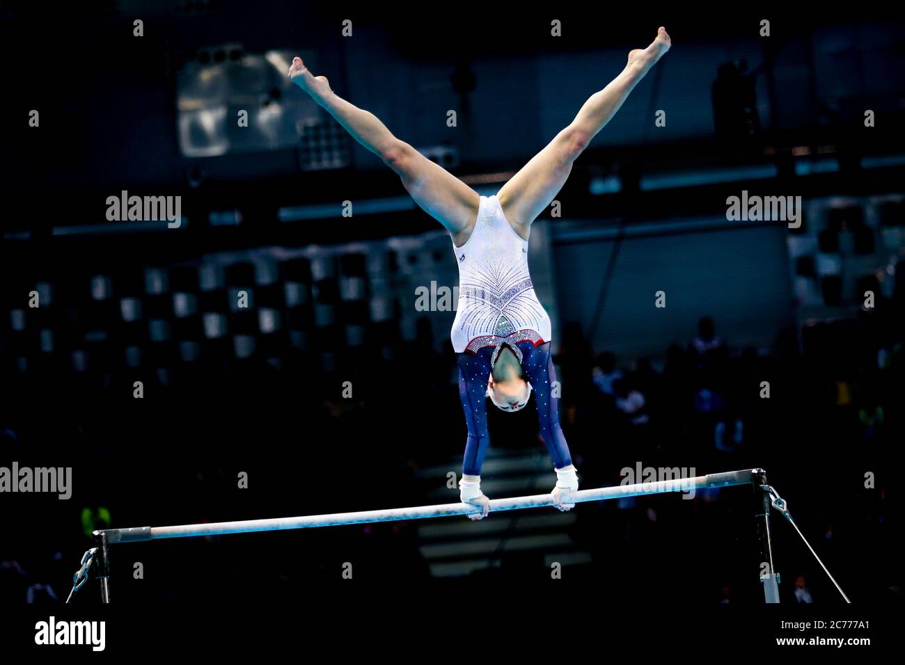 Szczecin, Pologne, 13 avril 2019 : Angelina Melnikova de Russie se livre dans les barreaux inégaux lors des championnats européens de gymnastique artistique Banque D'Images
