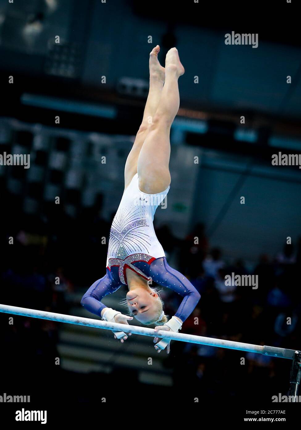 Szczecin, Pologne, 13 avril 2019 : Angelina Melnikova de Russie se livre dans les barreaux inégaux lors des championnats de gymnastique artistique Banque D'Images