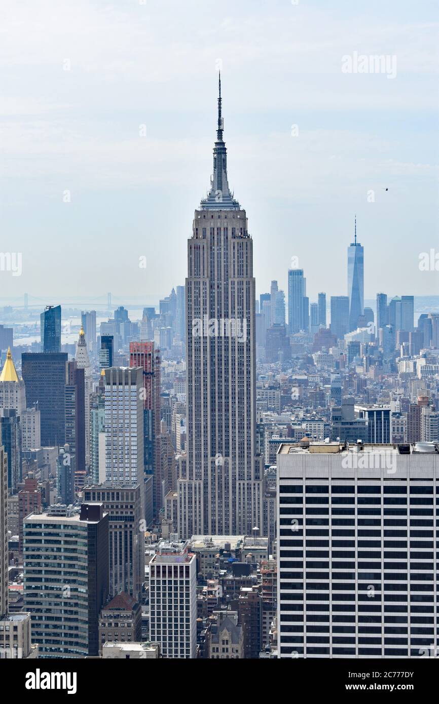 Vue portrait depuis l'attraction touristique Top of the Rock de New York, en direction du sud jusqu'à l'Empire State Building. Ciel voilé du centre-ville. Banque D'Images