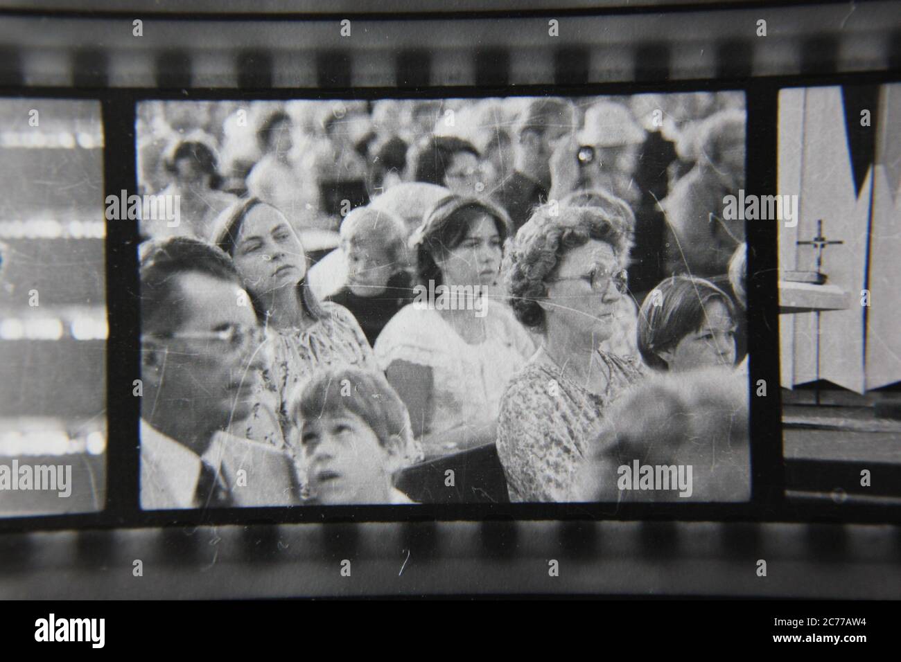 Fin 70s vintage contact imprimer noir et blanc photographie d'une église pleine de personnes regardant un mariage. Banque D'Images