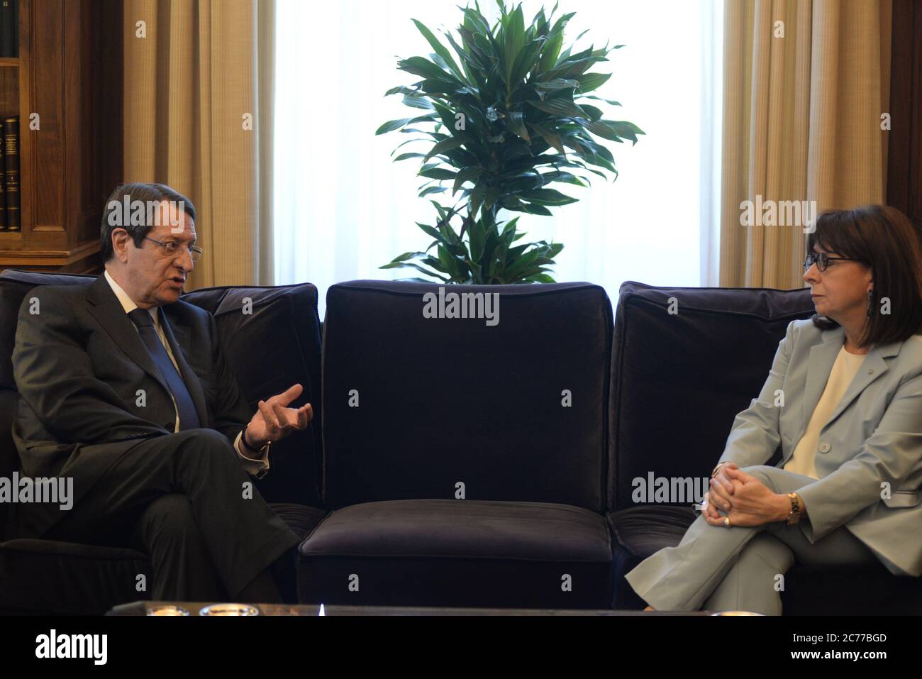 Athènes, Grèce. 14 juillet 2020. Le Président de la République hellénique Katerina Sakellaropoulou (à droite) et le Président de la République de Chypre de Nicos Anastasiades (à gauche), au cours de leur réunion. (Photo par Dimitrios Karvountzis/Pacific Press) crédit: Pacific Press Agency/Alay Live News Banque D'Images
