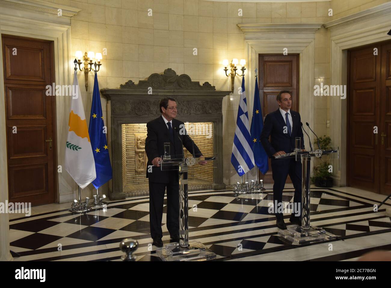 Athènes, Grèce. 14 juillet 2020. Nicos Anastasiades Président de la République de Chypre (à gauche) et le Premier Ministre grec Kyriakos Mitsotakis (à droite), au cours des déclarations. (Photo par Dimitrios Karvountzis/Pacific Press) crédit: Pacific Press Agency/Alay Live News Banque D'Images
