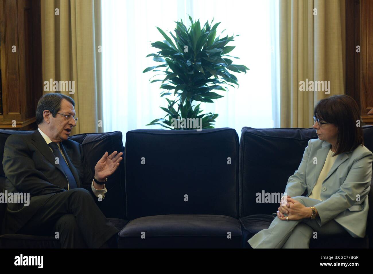 Athènes, Grèce. 14 juillet 2020. Le Président de la République hellénique Katerina Sakellaropoulou (à droite) et le Président de la République de Chypre de Nicos Anastasiades (à gauche), au cours de leur réunion. (Photo par Dimitrios Karvountzis/Pacific Press) crédit: Pacific Press Agency/Alay Live News Banque D'Images