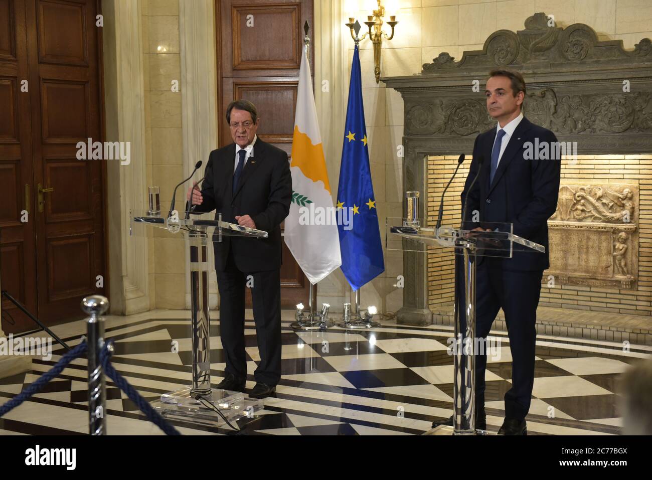 Athènes, Grèce. 14 juillet 2020. Nicos Anastasiades Président de la République de Chypre (à gauche) et le Premier Ministre grec Kyriakos Mitsotakis (à droite), au cours des déclarations. (Photo par Dimitrios Karvountzis/Pacific Press) crédit: Pacific Press Agency/Alay Live News Banque D'Images