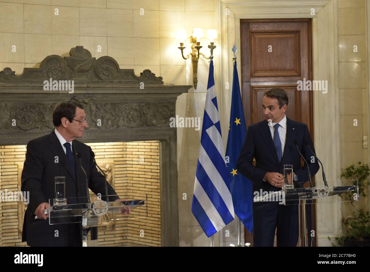 Athènes, Grèce. 14 juillet 2020. Nicos Anastasiades Président de la République de Chypre (à gauche) et le Premier Ministre grec Kyriakos Mitsotakis (à droite), au cours des déclarations. (Photo par Dimitrios Karvountzis/Pacific Press) crédit: Pacific Press Agency/Alay Live News Banque D'Images