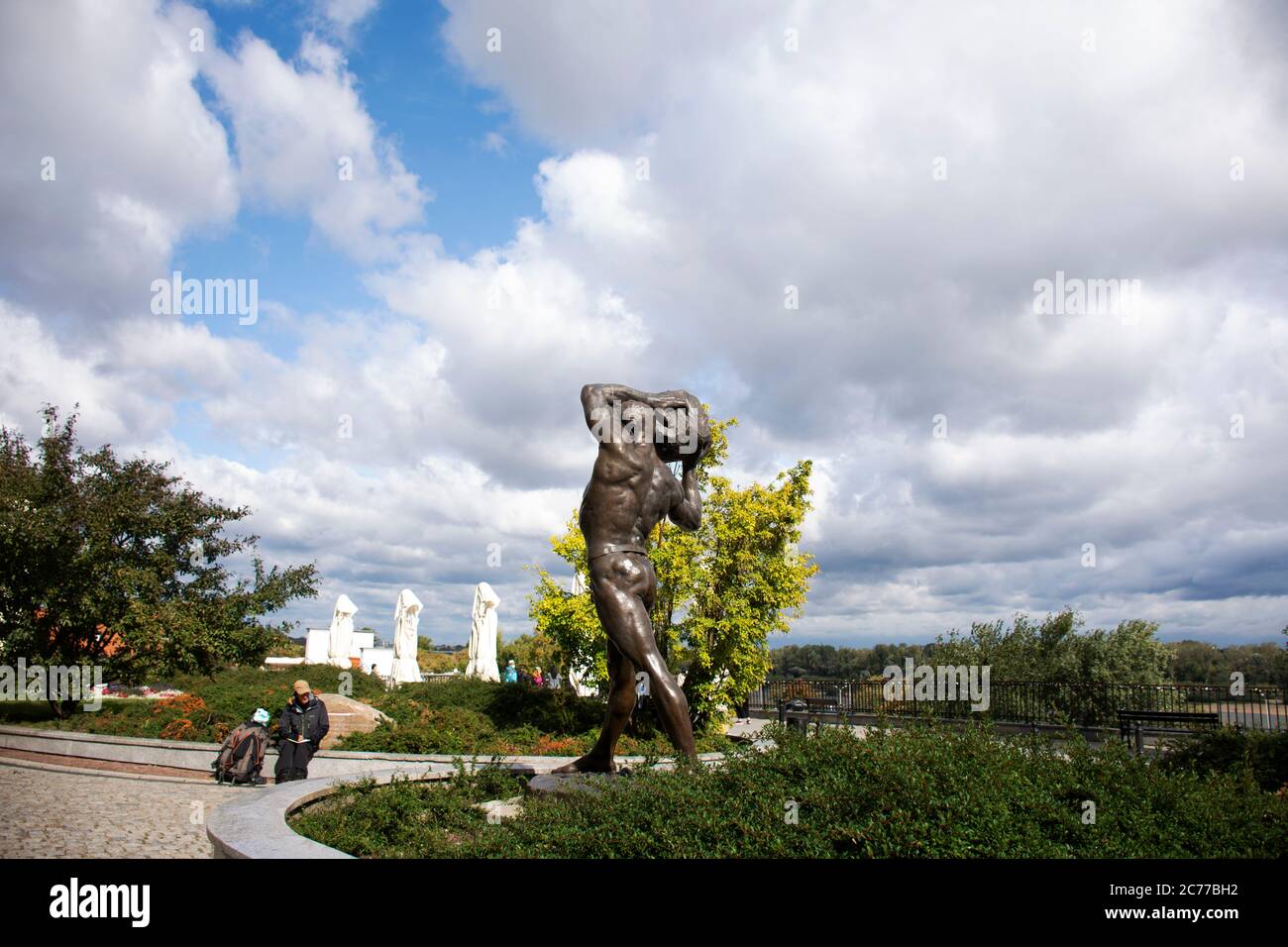 Monument bronze sculpture homme fort Silacz par Stanislaw Czarnowski dans le parc Ujazdowski pour les Polonais ou les Polonais et les voyageurs étrangers Voyage visite à Banque D'Images