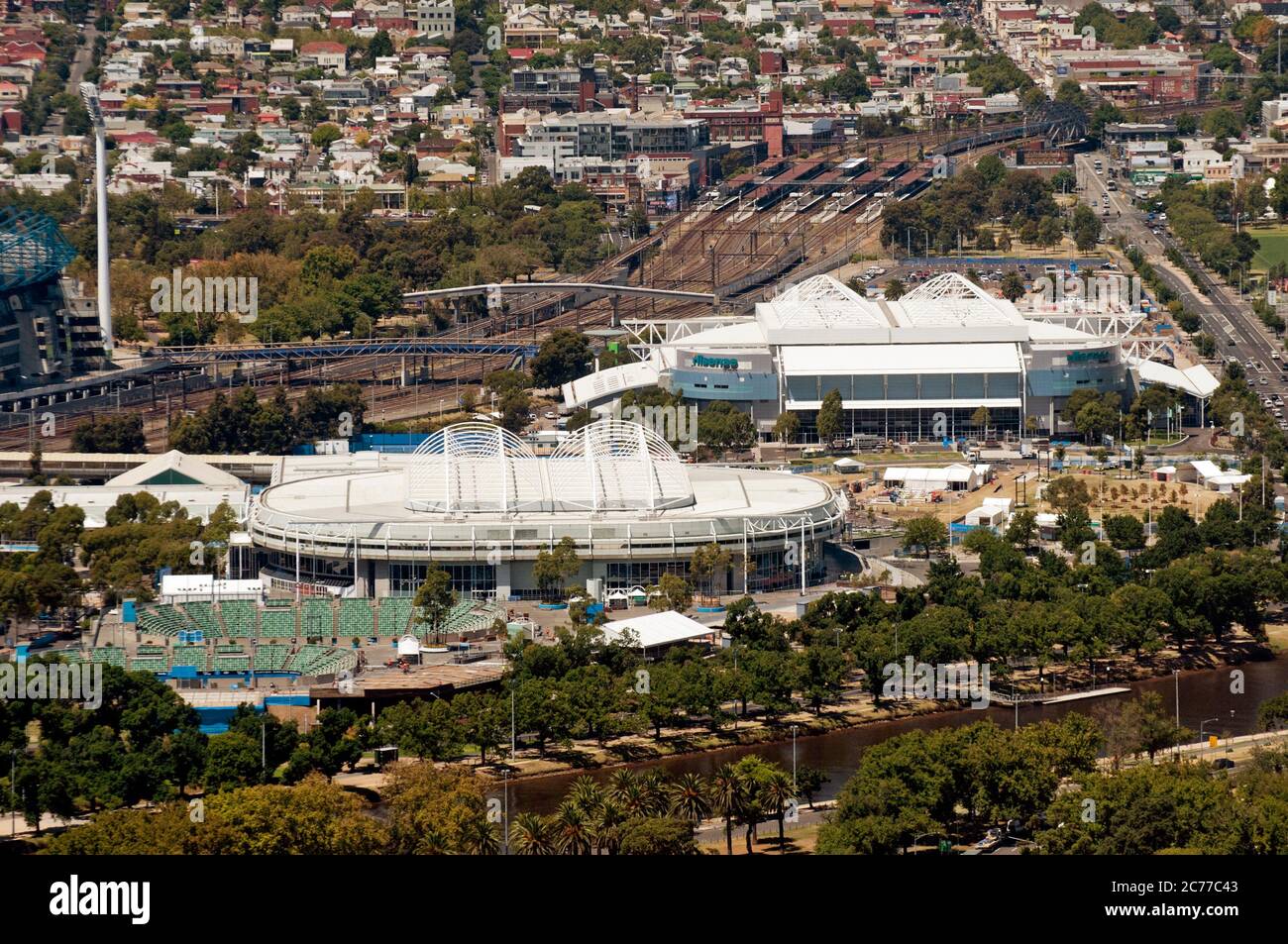 Vue aérienne depuis la Tour du Rialto, Melbourne, Australie, des principaux sites sportifs situés à côté du fleuve Yarra, notamment les stades Hisense et Rod laver. Banque D'Images