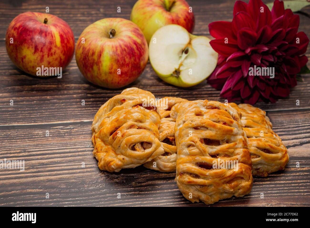 Pâte feuilletée maison sur fond de pommes et de fleurs Banque D'Images