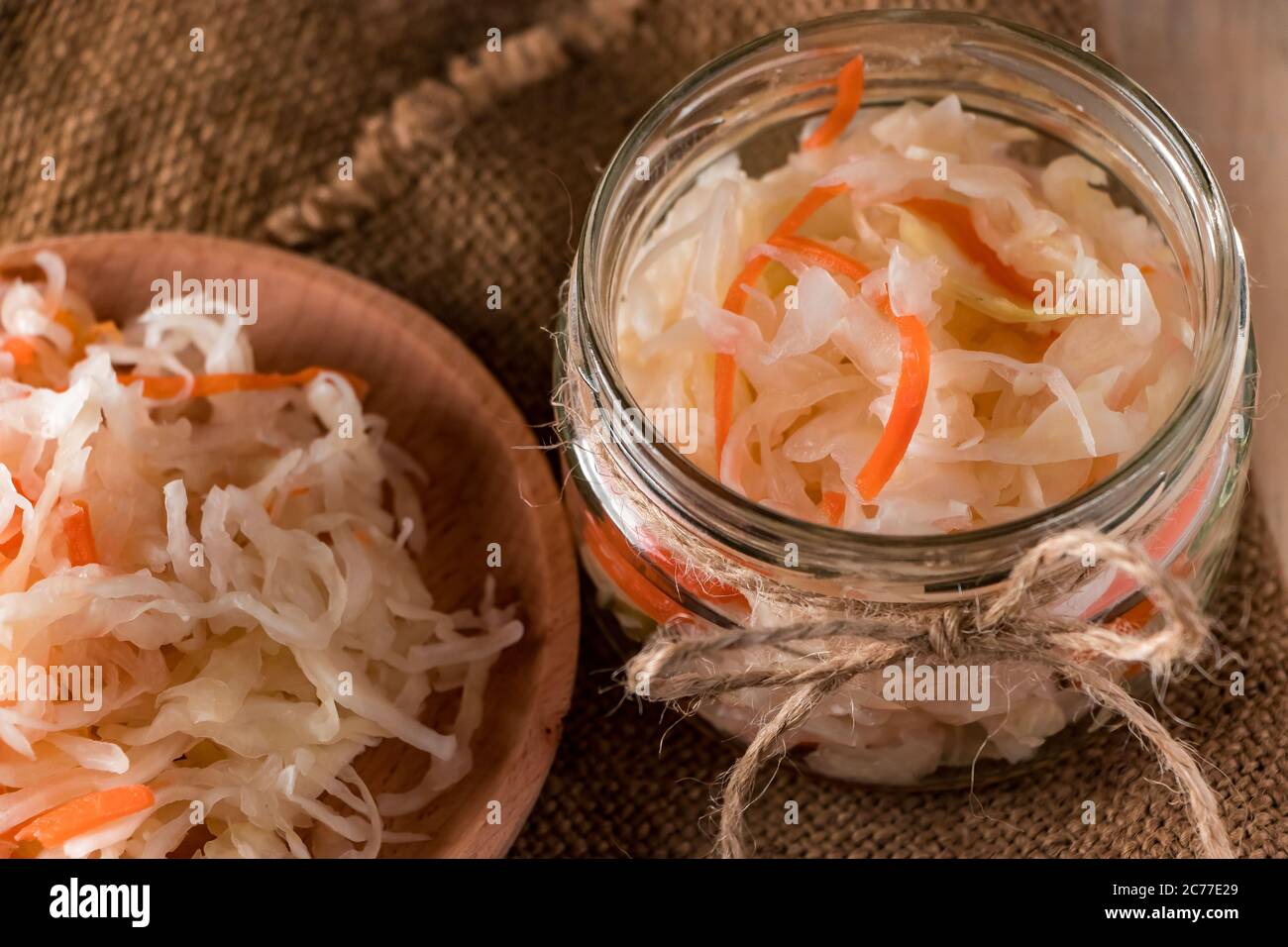 Choucroute maison sur fond de lin. Style rustique, légumes en conserve sur fond de bois clair. L'éco-alimentation, la tendance de la saine alimentation. Banque D'Images