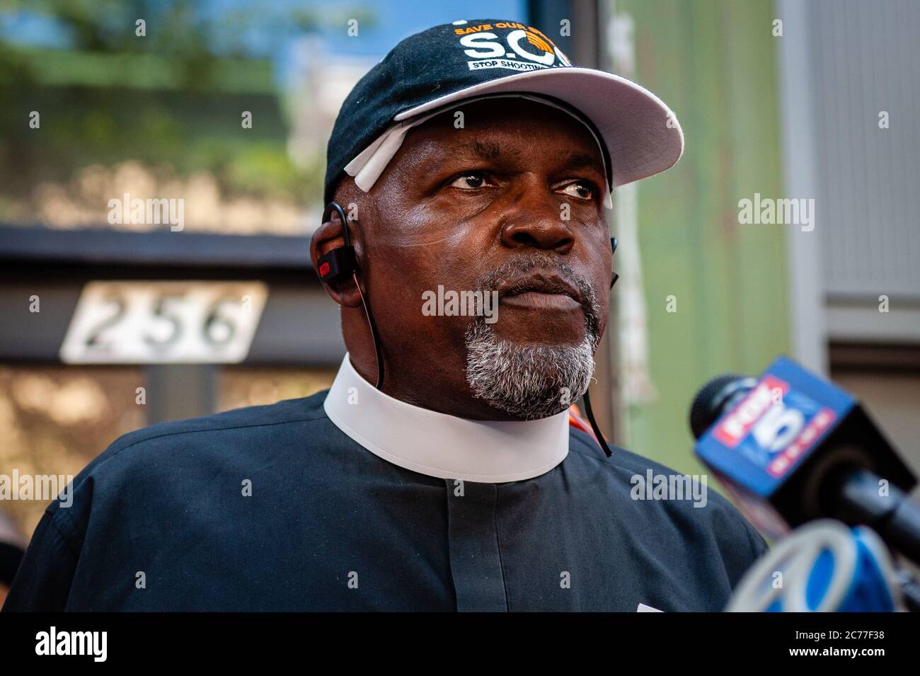 Brooklyn, États-Unis d'Amérique . 14 juillet 2020. Un membre du clergé assiste à une marche S.O.S. contre la violence et pour la paix dans le quartier Crown Heights de Brooklyn le 14 juillet 2020. Le rassemblement a été en réponse à une augmentation des fusillades et des meurtres, y compris un bébé d'un an pendant le week-end. (Photo de Gabriele Holtermann/Sipa U.S.A.) Crédit : SIPA USA/Alay Live News Banque D'Images
