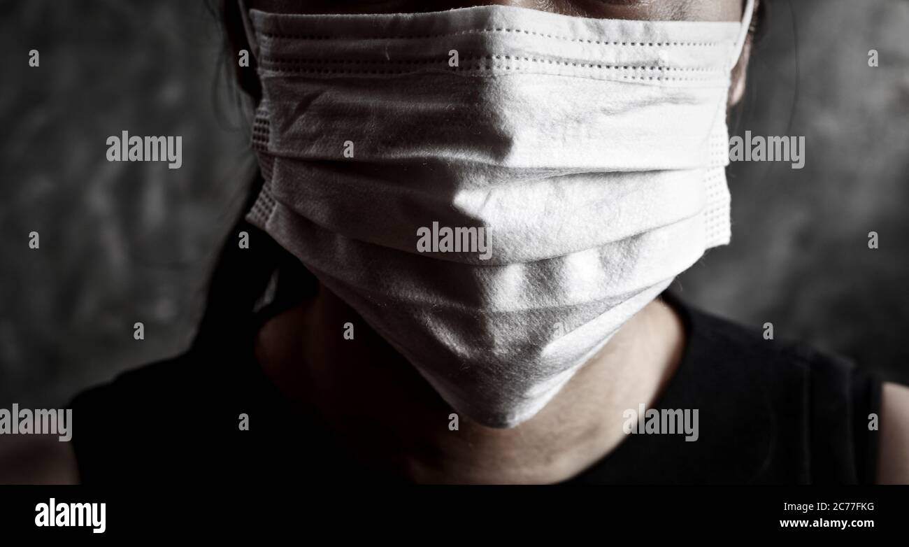 Gros plan demi-visage les femmes portent un masque de protection pour la protection contre les virus. Femmes avec masque médical. Médecin porter un masque de protection. Traiter avec Banque D'Images