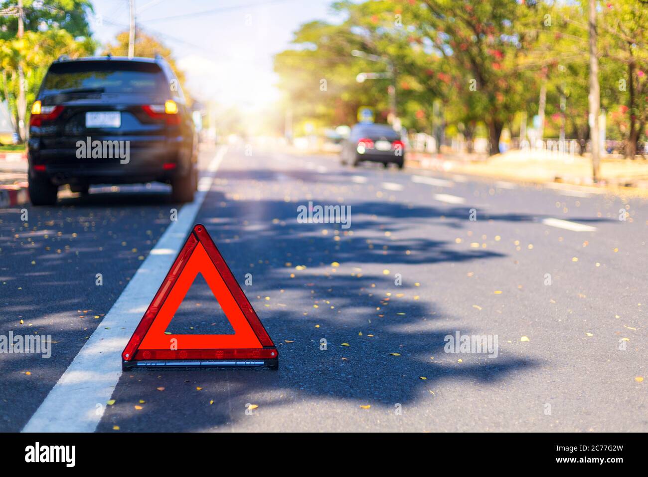 Triangle rouge, panneau d'arrêt d'urgence rouge, symbole d'urgence rouge avec arrêt de voiture et stationnement sur route. Banque D'Images