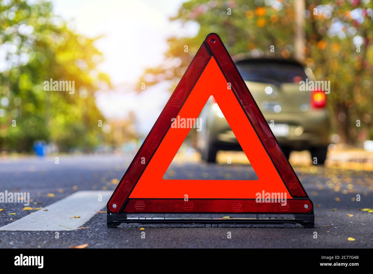 Triangle rouge, panneau d'arrêt d'urgence rouge, symbole d'urgence rouge, arrêt de voiture et stationnement sur la route. Banque D'Images