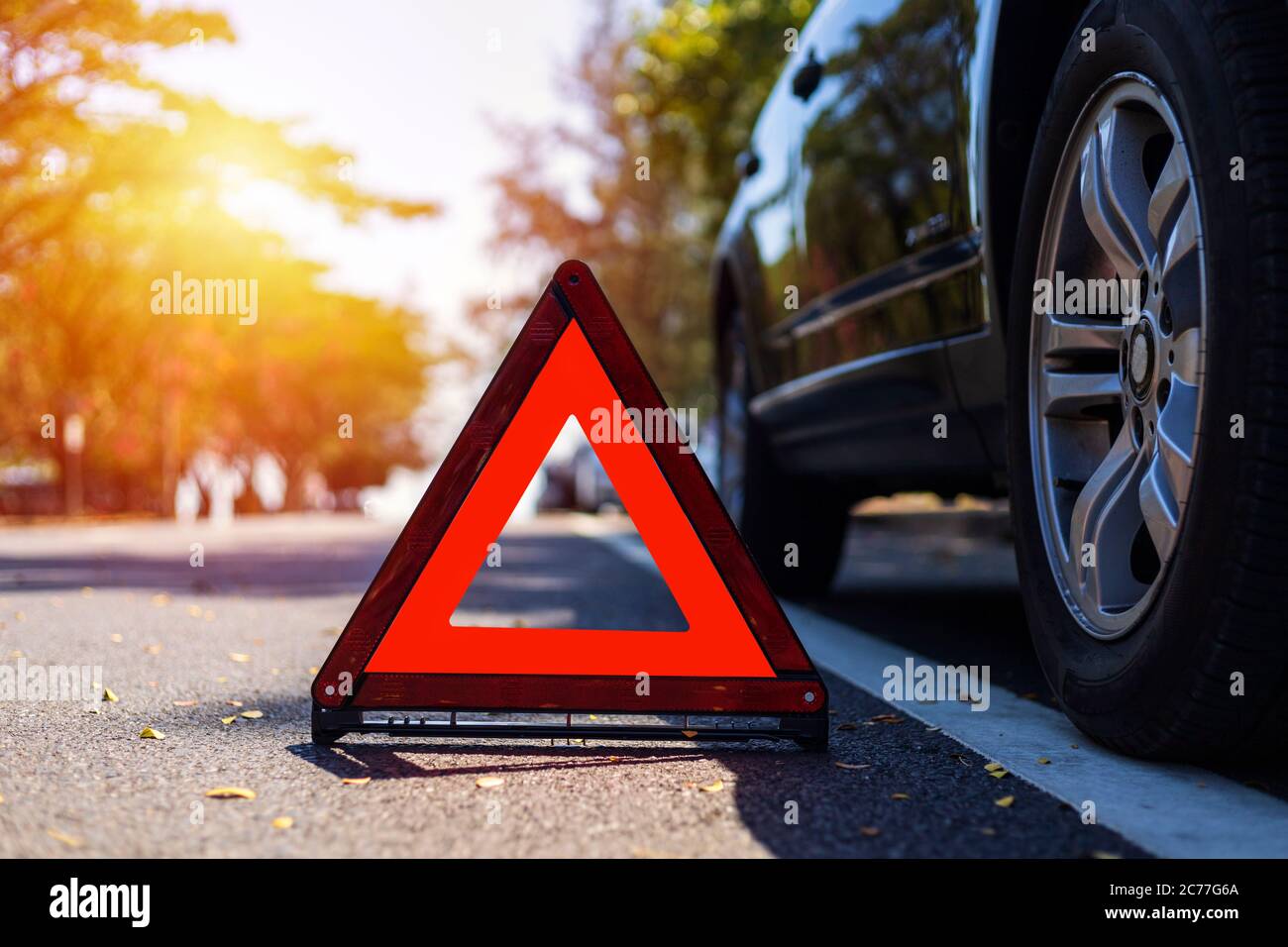 Triangle rouge, panneau d'arrêt d'urgence rouge, symbole d'urgence rouge avec arrêt de voiture et stationnement sur route. Banque D'Images