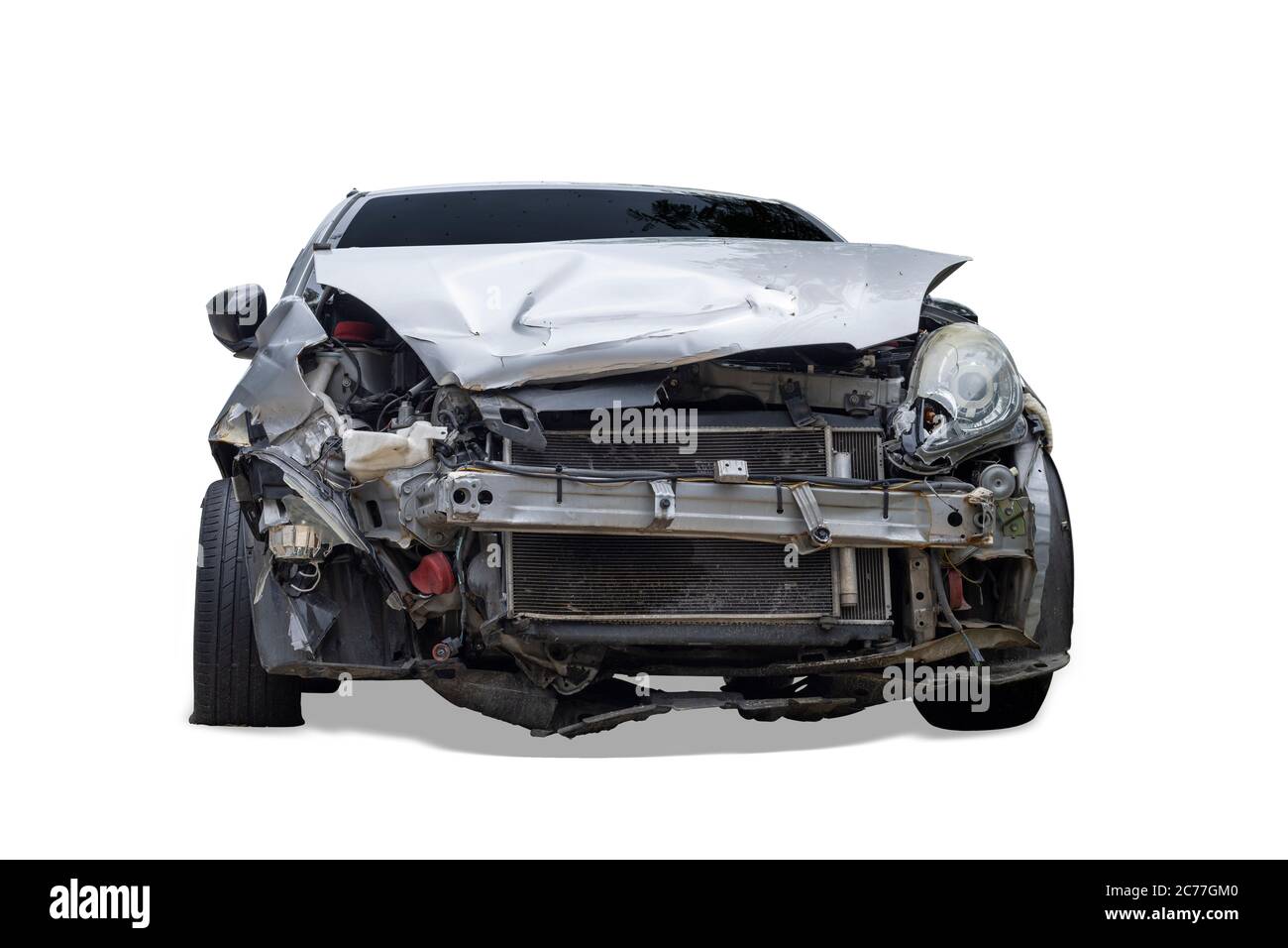 Avant de voiture de couleur grise endommagé et cassé par accident . Isoler sur fond blanc. Enregistrer avec le tracé de coupe Banque D'Images