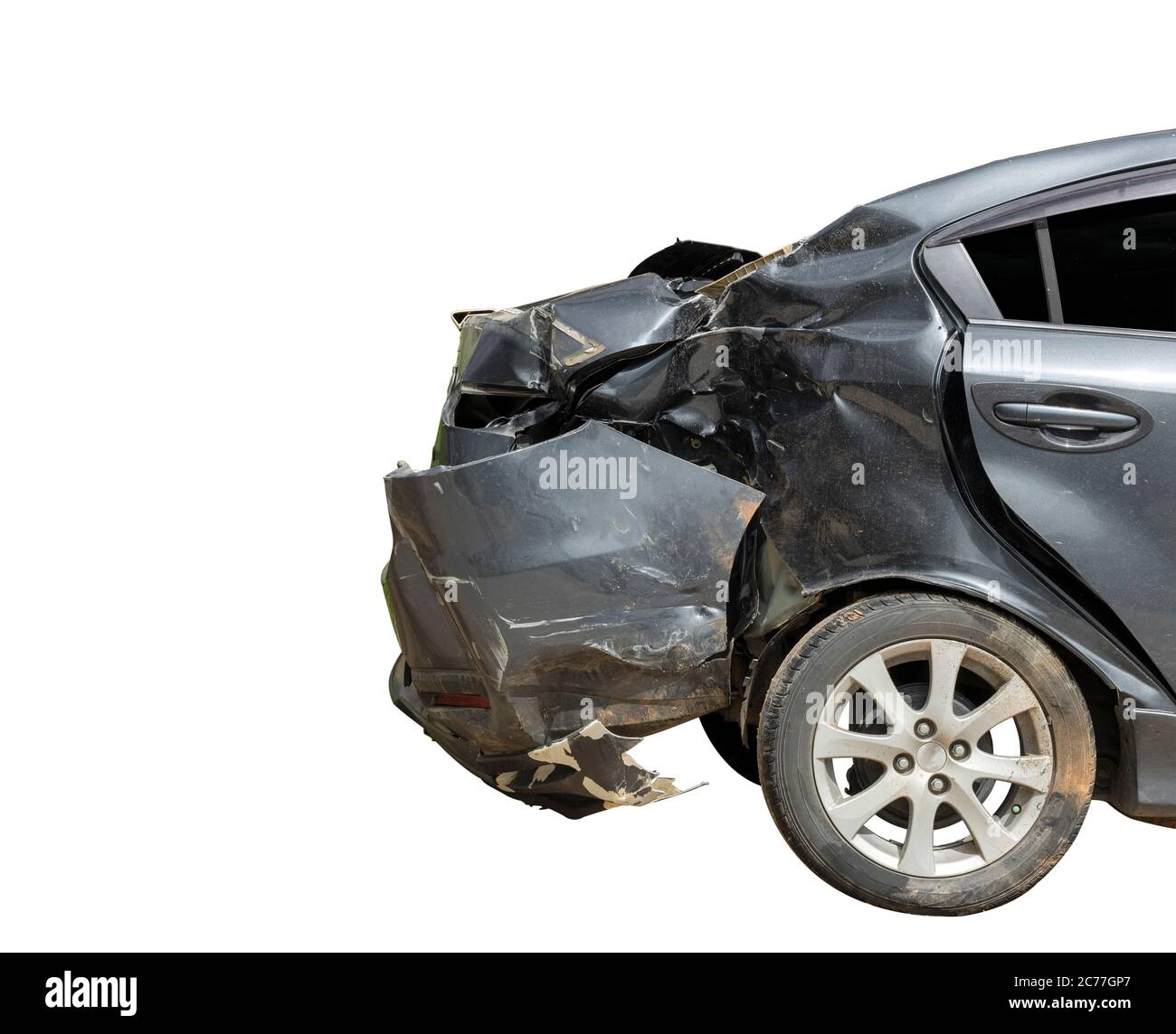 Le dos de la voiture grise endommagée et cassée par accident sur la route de stationnement ne peut plus saliver. Isoler sur fond blanc. Enregistrez avec la tondeuse pat Banque D'Images