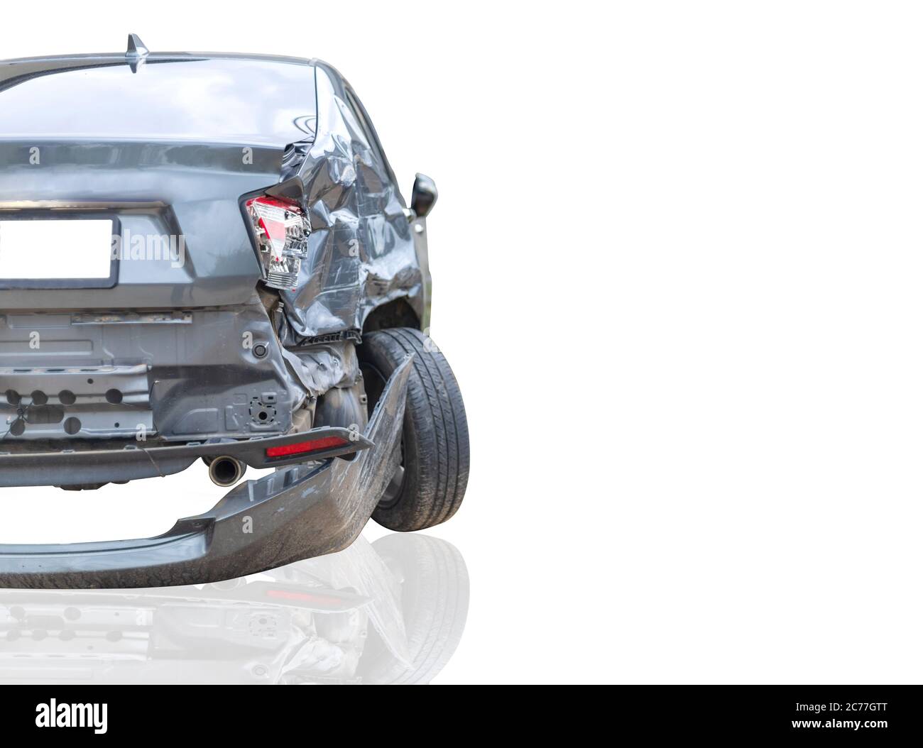 Le dos de la voiture grise endommagée et cassée par accident sur la route de stationnement ne peut plus saliver. Isoler sur fond blanc. Enregistrez avec la tondeuse pat Banque D'Images