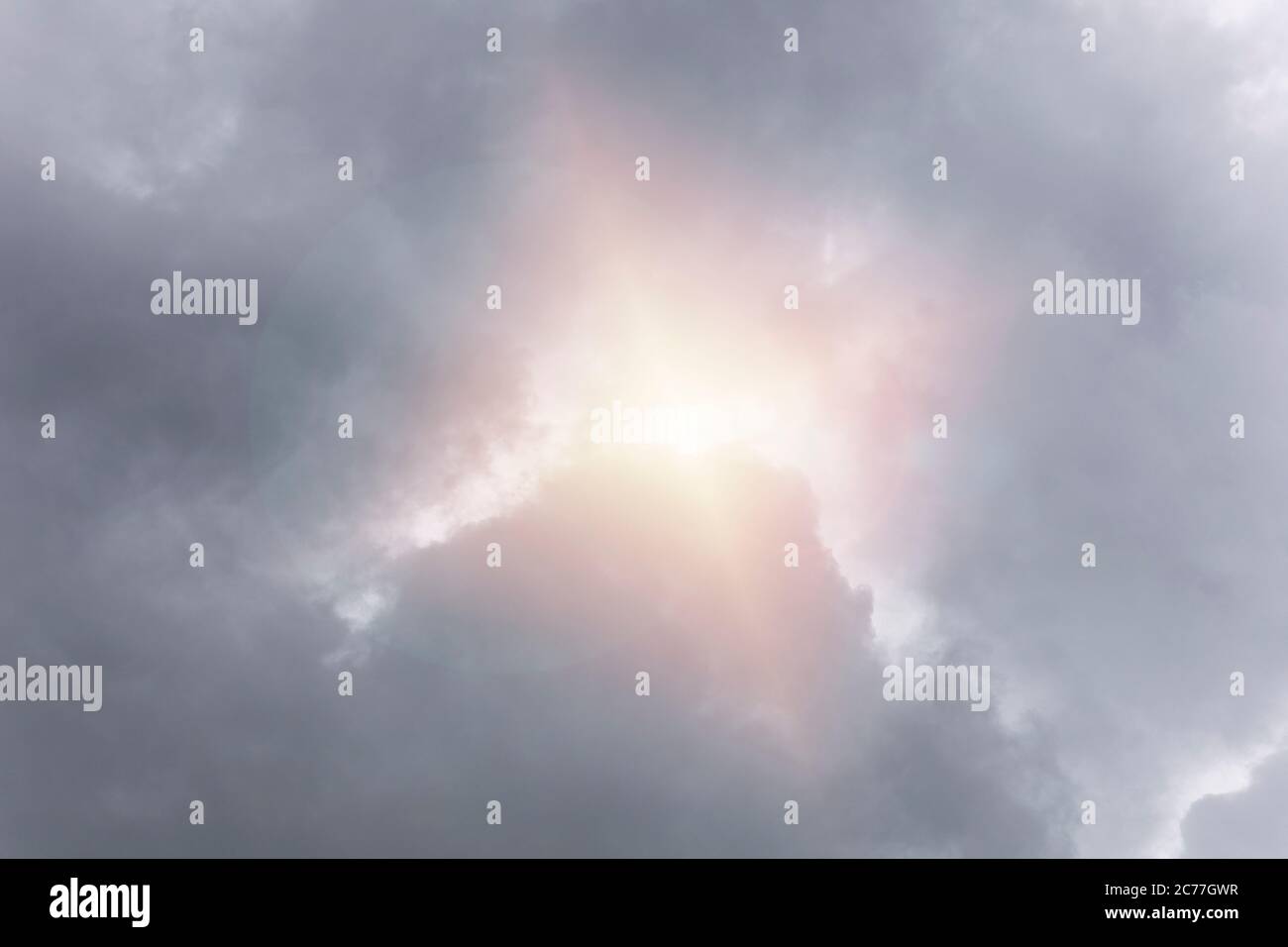 Nuage noir avant pluie. Arrière-plan noir avec espace de copie pour le texte ou la conception. Banque D'Images