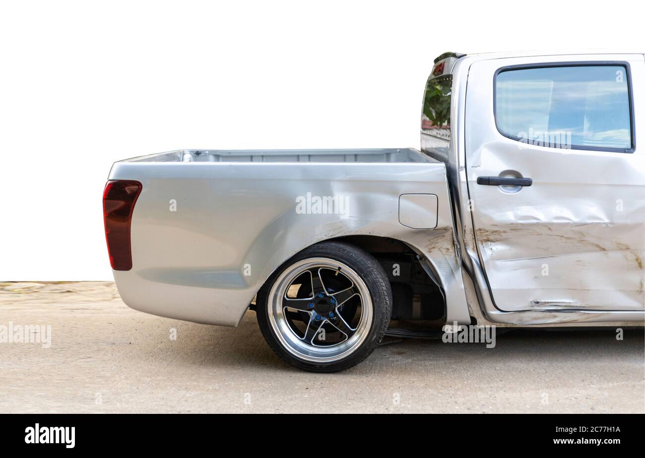 côté de voiture gris clair avec pick-up endommagé et cassé par accident sur la roue arrière anormale ne peut plus conduire. Isolez avec la pat de coupe Banque D'Images