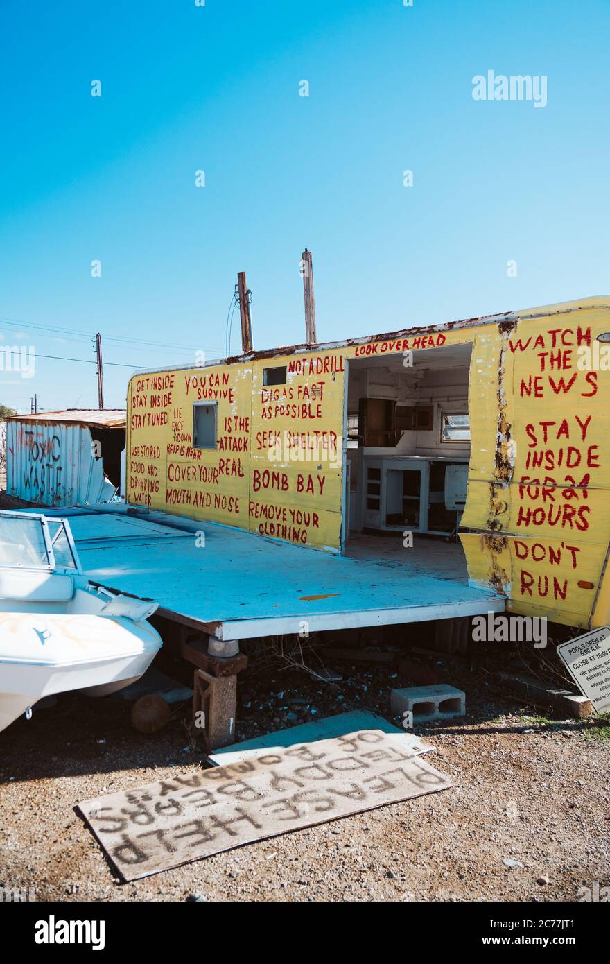 Mobil-home abandonné avec graffiti dans le désert Banque D'Images