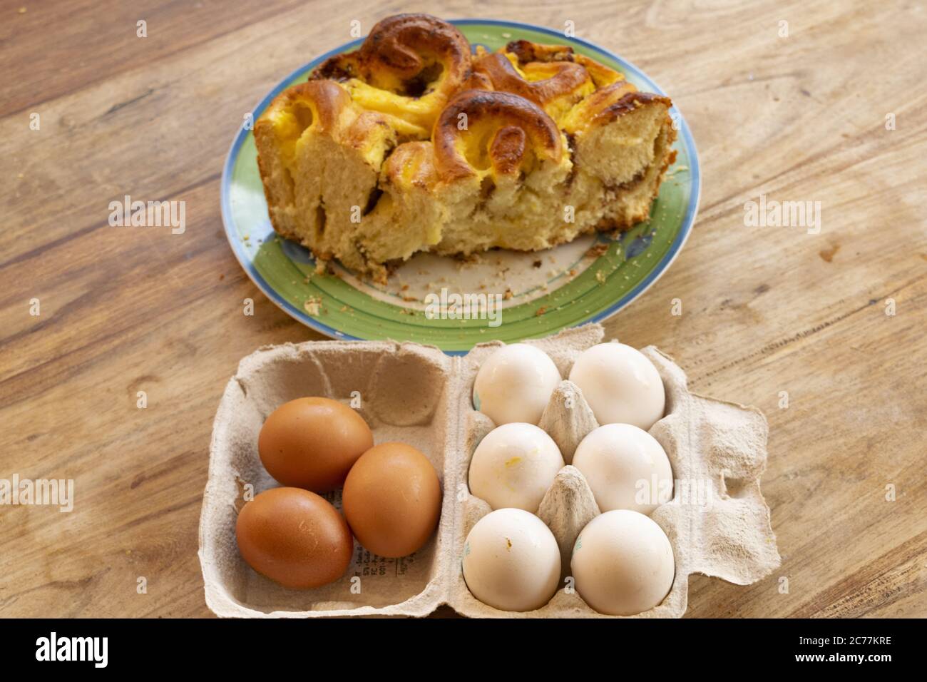 Gâteau de Pâques en éponge à base d'œufs frais biologiques Banque D'Images