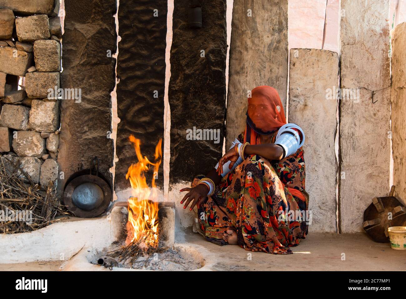 Une jeune femme indienne à sa maison dans un village. Banque D'Images