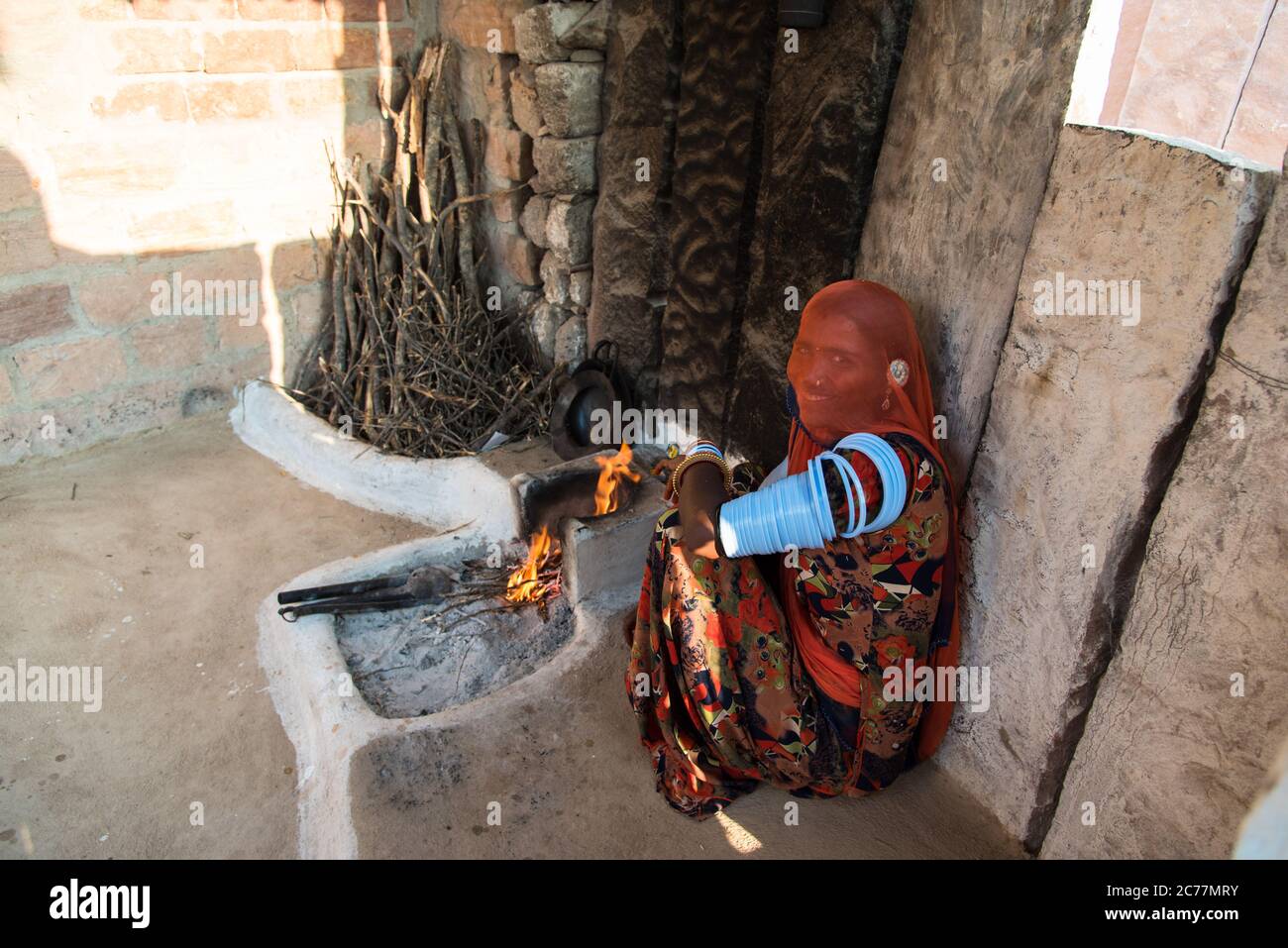 Une femme à sa maison dans un village avec l'utilisation de la focalisation sélective. Banque D'Images